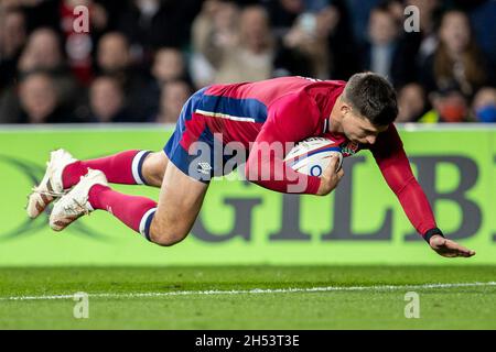 6 novembre 2021; Twickenham, Londres, Angleterre, Autumn Series International rugby, Angleterre contre Tonga: Ben Youngs d'Angleterre plonge et marque un essai Banque D'Images