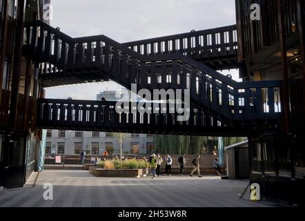 Les gens qui se promènent dans le nouveau logement de Hawley Wharf, le shoping et le développement de bureaux au marché Camden Lock à Londres, Angleterre, Royaume-Uni Banque D'Images
