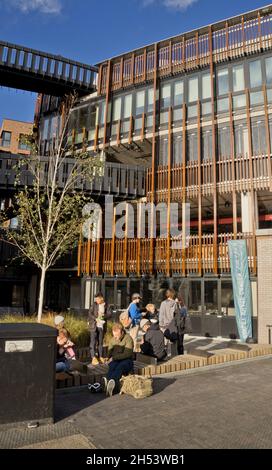 Les gens qui se promènent dans le nouveau logement de Hawley Wharf, le shoping et le développement de bureaux au marché Camden Lock à Londres, Angleterre, Royaume-Uni Banque D'Images