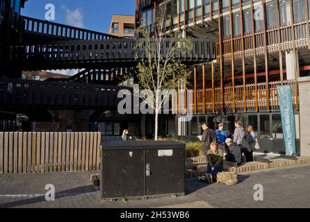 Les gens qui se promènent dans le nouveau logement de Hawley Wharf, le shoping et le développement de bureaux au marché Camden Lock à Londres, Angleterre, Royaume-Uni Banque D'Images