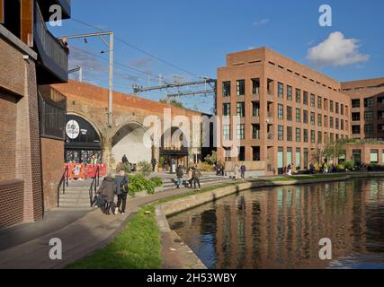 Les gens qui se promènent dans le nouveau logement de Hawley Wharf, le shoping et le développement de bureaux au marché Camden Lock à Londres, Angleterre, Royaume-Uni Banque D'Images