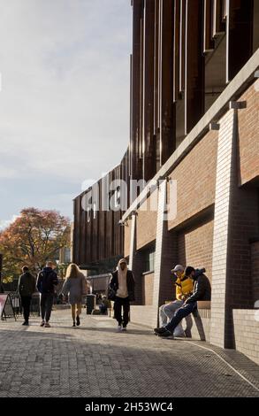 Les gens qui se promènent dans le nouveau logement de Hawley Wharf, le shoping et le développement de bureaux au marché Camden Lock à Londres, Angleterre, Royaume-Uni Banque D'Images