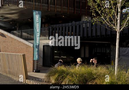 Les gens qui se promènent dans le nouveau logement de Hawley Wharf, le shoping et le développement de bureaux au marché Camden Lock à Londres, Angleterre, Royaume-Uni Banque D'Images