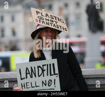 Londres, Royaume-Uni.6 novembre 2021.Les activistes du changement climatique ont organisé un rassemblement à Trafalgar Square à la fin d'une marche qui a commencé hors de la Banque d'Angleterre lors de la Journée mondiale d'action pour la justice climatique.(Image de crédit : © Tayfun Salci/ZUMA Press Wire) Banque D'Images