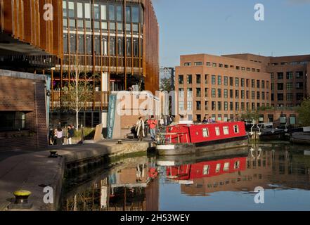 Les gens qui se promènent dans le nouveau logement de Hawley Wharf, le shoping et le développement de bureaux au marché Camden Lock à Londres, Angleterre, Royaume-Uni Banque D'Images