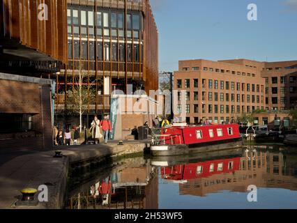 Les gens qui se promènent dans le nouveau logement de Hawley Wharf, le shoping et le développement de bureaux au marché Camden Lock à Londres, Angleterre, Royaume-Uni Banque D'Images