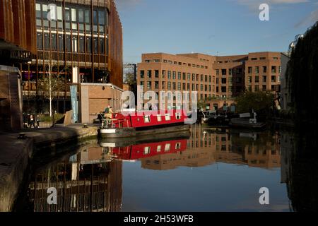 Les gens qui se promènent dans le nouveau logement de Hawley Wharf, le shoping et le développement de bureaux au marché Camden Lock à Londres, Angleterre, Royaume-Uni Banque D'Images