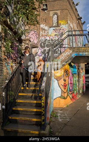 Les gens qui se promènent dans le nouveau logement de Hawley Wharf, le shoping et le développement de bureaux au marché Camden Lock à Londres, Angleterre, Royaume-Uni Banque D'Images