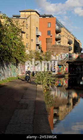 Les gens qui se promènent dans le nouveau logement de Hawley Wharf, le shoping et le développement de bureaux au marché Camden Lock à Londres, Angleterre, Royaume-Uni Banque D'Images