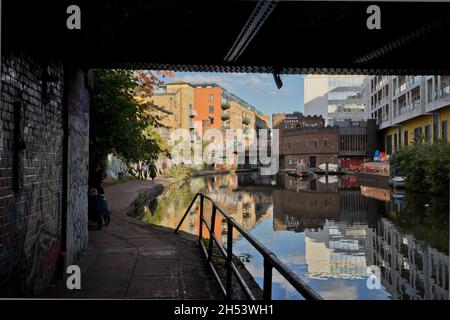 Les gens qui se promènent dans le nouveau logement de Hawley Wharf, le shoping et le développement de bureaux au marché Camden Lock à Londres, Angleterre, Royaume-Uni Banque D'Images