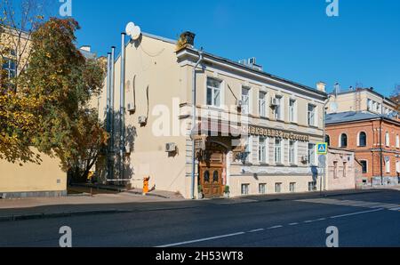 Une ancienne maison construite en 1910 qui abrite actuellement le café de cuisine géorgienne Khinkalnaya sur Spasskaya: Moscou, Russie - 06 octobre 2021 Banque D'Images