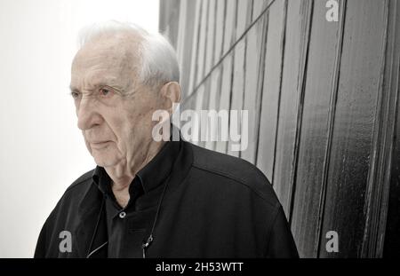 FRANCE.AVEYRON (12) RODEZ, MUSÉE DES SOULAGES.SALLE D'EXPOSITION, PIERRE SOULAGES DEVANT UN OUTRENOIR Banque D'Images