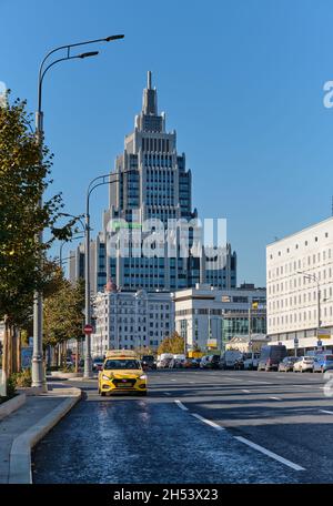 Garden Ring à Moscou, vue sur une tour moderne du centre d'affaires d'Oruzheyny, avec un taxi en premier plan: Moscou, Russie - octobre Banque D'Images