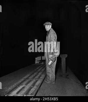 Brakeman Lee High au sommet de Caboose pour signaler un ingénieur pendant les opérations de fret sur le chemin de fer de la ceinture de port d'Indiana entre Chicago, Illinois et Hammond, Indiana, États-Unis, Jack Delano,U.S. Farm Security Administration, U.S. Office of War information Photograph Collection, janvier 1943 Banque D'Images