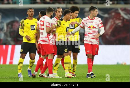 Leipzig, Allemagne.06th Nov, 2021. Firo: 11/06/2021 1er Bundesliga.2021/2022 football: Fuvuball: RBL, Red Bull, RB Leipzig - BVB Borussia Dortmund MALEN, BVB tussle avec POULSEN/dpa/Alamy Live News Banque D'Images