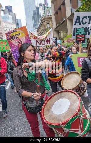 Londres, Royaume-Uni.6 novembre 2021.Batteur dans un groupe de rue.Plusieurs milliers de personnes passent de Bank à Londres pour un rassemblement à Trafalgar Square dans le cadre d'une Journée mondiale d'action pour la justice climatique lors du Sommet mondial sur le climat de la COP26 de Glasgow.Mouvements autochtones, communautés de première ligne, syndicats, groupes de justice raciale, grévistes de jeunes,Les travailleurs fonciers, les paysans, les ONG, les campagnes communautaires de base, les mouvements féministes et les groupes religieux protestaient ici et partout dans le monde pour réclamer la justice climatique mondiale.Peter Marshall/Alay Live News Banque D'Images