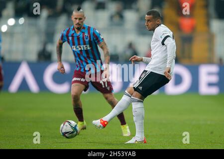 ISTANBUL, TURQUIE - NOVEMBRE 6: Marek Hamsik de Trabzonspor, Welinton de Besiktas JK pendant le match Super LIG entre Besiktas AS et Trabzonspor AU parc Vodafone le 6 novembre 2021 à Istanbul, Turquie (photo par /Orange Pictures) Banque D'Images
