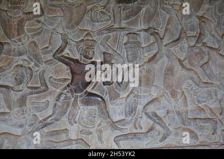 Des sculptures de relief ornant les murs d'Angkor Wat illustrent diverses scènes de bataille, y compris des événements des épopées de Ramayana et de Mahabharata Banque D'Images