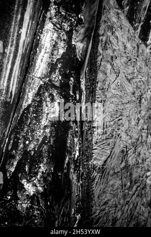 Image abstraite en noir et blanc de la hutte de Nissen de près avec texture, lumière et ombre et intérêt de surface.Personne. Banque D'Images