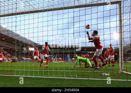 AESSEAL New York Stadium, Rotherham, Angleterre - 6 novembre 2021 Rarmani Edmonds-Green (23) de Rotherham se démène - pendant le match Rotherham v Bromley, Emirates FA Cup 2021/22, AESSEAL New York Stadium, Rotherham, Angleterre - 6 novembre 2021, Credit: Arthur Haigh/WhiteRosePhotos/Alay Live News Banque D'Images