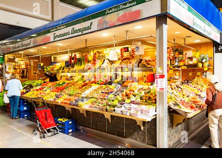 Marché de vente de fruits et légumes dans le marché intérieur Mercat de l'Olivar à Palma Mallorca Banque D'Images
