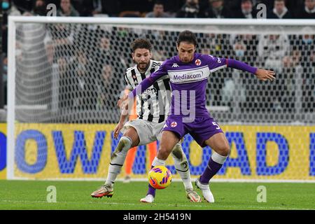 Turin, Italie.06e novembre 2021.Giacomo Bonaventura d'ACF Fiorentina combat pour le ballon contre Manuel Locatelli de Juventus FC lors de la série Un match de 2020/21 entre Juventus FC et ACF Fiorentina au stade Allianz le 06 novembre 2021 à Turin, Italie crédit: Independent photo Agency/Alay Live News Banque D'Images