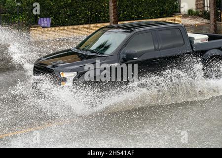 Charleston, États-Unis.06e novembre 2021.Une voiture est engloutie par les eaux d'inondation le long d'East Battery Street après le record de King Tides combiné avec un système de basse pression offshore sec inondant le centre-ville historique le 6 novembre 2021 à Charleston, Caroline du Sud.Le changement climatique et l'élévation du niveau de la mer ont augmenté les inondations de près de 10 fois au cours des dix dernières années le long de la côte de Charleston.Crédit : Richard Ellis/Richard Ellis/Alay Live News Banque D'Images