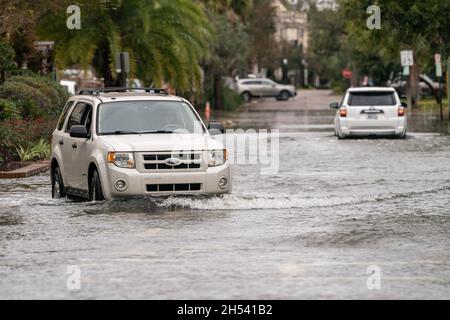 Charleston, États-Unis.06e novembre 2022.Les véhicules tentent de traverser une rue après le record King Tides combiné à un système de séchage à basse pression en mer inondant le centre-ville historique le 6 novembre 2021 à Charleston, en Caroline du Sud.Le changement climatique et l'élévation du niveau de la mer ont augmenté les inondations de près de 10 fois au cours des dix dernières années le long de la côte de Charleston.Crédit : Richard Ellis/Richard Ellis/Alay Live News Banque D'Images