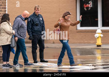 Charleston, États-Unis.06e novembre 2022.Les piétons se mettent en équilibre sur une planche lorsqu'ils traversent une rue inondée sans se mouiller au marché de la vieille ville après le record du roi Tides combiné avec un système sec à basse pression en mer inondant le centre-ville historique, le 6 novembre 2021 à Charleston, en Caroline du Sud.Le changement climatique et l'élévation du niveau de la mer ont augmenté les inondations de près de 10 fois au cours des dix dernières années le long de la côte de Charleston.Crédit : Richard Ellis/Richard Ellis/Alay Live News Banque D'Images