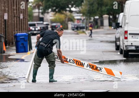 Charleston, États-Unis.06e novembre 2022.Un agent de police de Charleston érige une barrière pour fermer une rue inondée au marché de la vieille ville après le record de King Tides combiné avec un système de basse pression offshore sec inondant le centre-ville historique, le 6 novembre 2021 à Charleston, Caroline du Sud.Le changement climatique et l'élévation du niveau de la mer ont augmenté les inondations de près de 10 fois au cours des dix dernières années le long de la côte de Charleston.Crédit : Richard Ellis/Richard Ellis/Alay Live News Banque D'Images