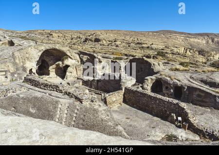 Le complexe de grottes d'Uplistsikhe près de Gori, Géorgie.Ancienne ville rocheuse et basilique à trois nef dans l'est de la Géorgie.Site de référence de la gouriste géorgienne Banque D'Images