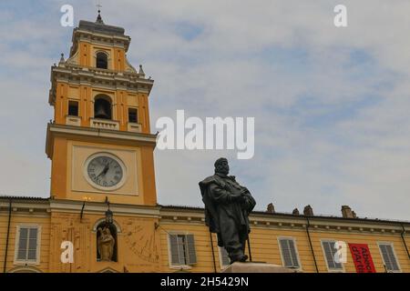 Vue à angle bas du Palais du Gouverneur avec la tour civique et la statue de Giuseppe Garibaldi au premier plan, Parme, Émilie-Romagne, Italie Banque D'Images