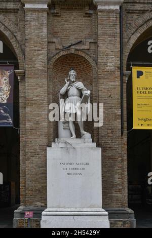 Statue dédiée à Antonio Allegri da Correggio, connue sous le nom de Correggio, peintre important de la Renaissance, en face de l'hôtel de ville de Parme, Émilie-Romagne Banque D'Images