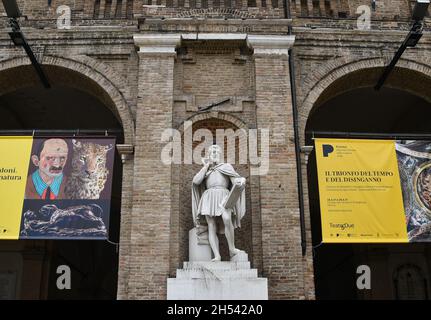 Statue dédiée à Antonio Allegri da Correggio, connue sous le nom de Correggio, peintre important de la Renaissance, en face de l'hôtel de ville de Parme, Émilie-Romagne Banque D'Images