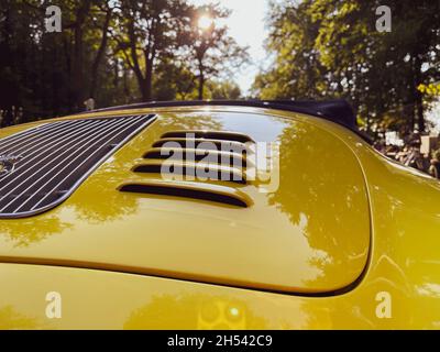 Capot jaune d'une Porsche Cabrio 356 d'époque parfaitement restaurée, vue sur le bak. Banque D'Images