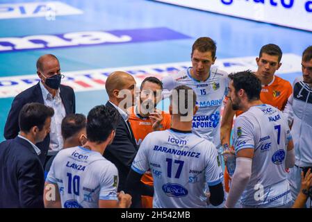 Palasport, Cisterna, Italie, 06 novembre 2021,Coach Soli (Top Volley Cisterna ) pendant Top Volley Cisterna vs Tonno Callippo Vibo Valentia - Volleyball Italien Serie A Men SuperLeague Championship Championship Banque D'Images