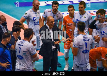 Cisterna, Italie.06e novembre 2021.Coach Soli ( Top Volley Cisterna) au cours de Top Volley Cisterna vs Tonno Callippo Vibo Valentia, Volleyball Italien Serie A Men SuperLeague Championship Championship à Cisterna, Italie, novembre 06 2021 crédit: Agence de photo indépendante / Alay Live News Banque D'Images