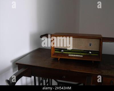 Ancienne radio sur table à l'hôtel, Sibiu, Roumanie Banque D'Images