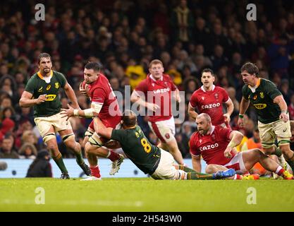 Ellis Jenkins, pays de Galles, a été attaqué par Duane Vermeulen, en Afrique du Sud, lors du match international d'automne au stade de la Principauté, à Cardiff.Date de la photo: Samedi 6 novembre 2021.Voir l'histoire de PA RUGBYU Wales.Le crédit photo devrait se lire comme suit : David Davies/PA Wire.RESTRICTIONS : l'utilisation est soumise à des restrictions.Utilisation éditoriale uniquement, aucune utilisation commerciale sans le consentement préalable du détenteur des droits. Banque D'Images