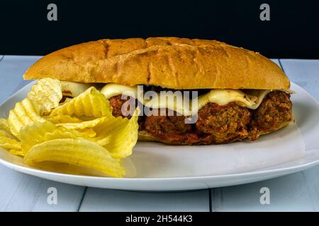 dessus de sandwich meatballsandwich avec du fromage fondu sur un rouleau de crocheterie, Banque D'Images