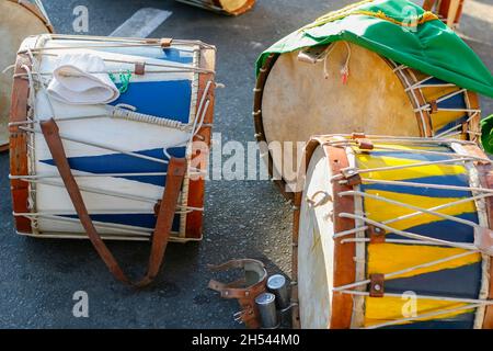 détail des instruments percussifs caractéristiques du festival rosalaire Banque D'Images