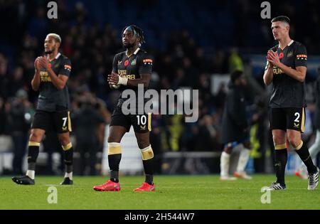 Allan Saint-Maximin (au centre), Joelinton (à gauche) et Ciaran Clark, de Newcastle United, applaudissent les fans après le coup de sifflet final du match de la Premier League au stade AMEX, à Brighton.Date de la photo: Samedi 6 novembre 2021. Banque D'Images