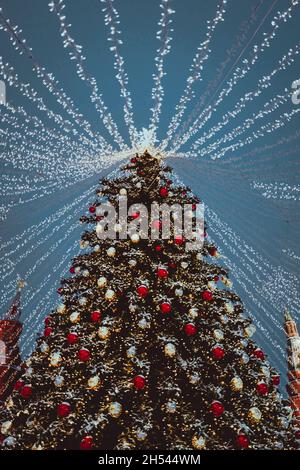 Guirlande dorée étincelante festive et décorations brillantes avec arbre de Noël comme symbole de bonne année et de fête des fêtes d'hiver de joyeux Noël Banque D'Images