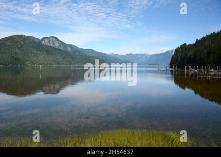 Le lac Pitt, l'un des plus grands lacs de marée au monde, et les montagnes de la chaîne Garibaldi, près de Pitt Meadows, Colombie-Britannique, Canada. Banque D'Images