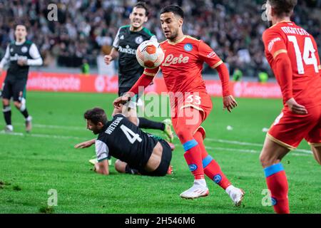 Varsovie, Pologne.04e novembre 2021.Adam Ounas de SSC Napoli vu en action pendant le match de l'UEFA Europa League Group Stage entre Legia Warszawa et SSC Napoli au Maréchal Jozef Pilsudski Legia Warsaw Municipal Stadium.final score; Legia Warszawa 1:4 SSC Napoli.Crédit : SOPA Images Limited/Alamy Live News Banque D'Images