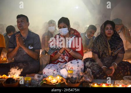 Narayanganj, Bangladesh.06e novembre 2021.Les dévotés proposent des prières au temple ashram Shri Shri Lokanath Brahmachari pendant le festival religieux hindou de jeûne.les disciples de Baba Lokenath Brahmachari ont célébré Rakher Upobash ou kartik broto en jeûnant jusqu'au soir et en éclairant les lampes à Barodi Lokenath Ashram à Narayanganj.(Photo de Piyas Biswas/SOPA Images/Sipa USA) crédit: SIPA USA/Alay Live News Banque D'Images