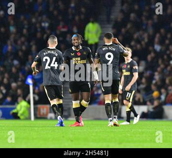 Brighton, Royaume-Uni.06e novembre 2021.Miguel Almiron de Newcastle United Allan Saint-Maximin de Newcastle United et Callum Wilson de Newcastle United célèbrent l'égaliseur de Newcastle lors du match de la Premier League entre Brighton & Hove Albion et Newcastle United à l'Amex le 6 novembre 2021 à Brighton, en Angleterre.(Photo de Jeff Mood/phcimages.com) Credit: PHC Images/Alamy Live News Banque D'Images