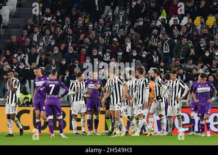 Turin, Italie.06e novembre 2021.Federico Chiesa de Juventus FC s'entretient avec l'arbitre Simone Sozza lors de la série Un match de 2020/21 entre Juventus FC et ACF Fiorentina au stade Allianz le 06 novembre 2021 à Turin, Italie crédit: Independent photo Agency/Alay Live News Banque D'Images