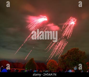 Morden, Londres, Royaume-Uni.6 novembre 2021.Un grand spectacle musical de feux d'artifice le samedi Bonfire Night à Morden Park attire de grandes foules.Crédit : Malcolm Park/Alay Live News Banque D'Images