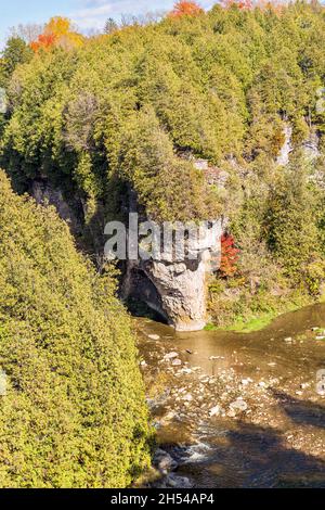 Vue à la jonction Lover’s Leap, située à la jonction de la rivière Grand et du ruisseau Irvine à Elora.Ontario, Canada Banque D'Images